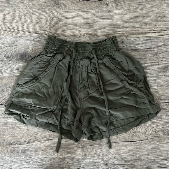 Cisino Olive Green High Waisted Cloth Shorts (Size L) - Picture 1 of 3